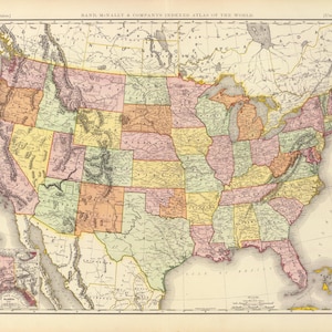 以下が含まれることがあります： さまざまなパステルカラーで個々の州を示した、アメリカ合衆国のヴィンテージ地図。「BANK, MCNALLY & COMPANY'S INDEXED ATLAS OF THE WORLD」とラベル付けされ、アラスカの詳細なインセットが含まれています。