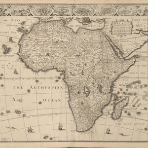 Può includere: Un'antica mappa dell'Africa, con dettagli geografici e illustrazioni. La mappa è in bianco e nero, con etichette di testo e figure sui bordi. Il testo "The Aethiopian Ocean" è incluso.