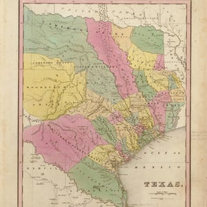 Pode incluir: Mapa antigo do Texas, apresentando os condados em tons de rosa, verde, amarelo e bege. A palavra "TEXAS" é exibida na parte inferior. O mapa é emoldurado com uma borda rosa e inclui uma escala em milhas.