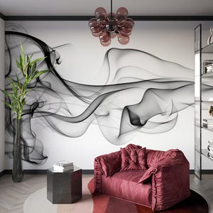 以下が含まれることがあります： 白い壁に黒と白の抽象的な煙のデザインが施された部屋に、タフテッドの背もたれと座布団が付いた赤いベルベットのソファが置かれています。黒い六角形のサイドテーブルの上に、黒と白の本の積み重ねが置かれています。