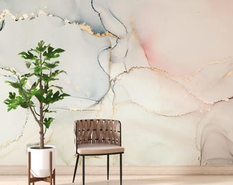 Peut inclure: Un pot en céramique blanche avec un support en bois, contenant une plante verte en pot. Le pot est devant un mur avec un motif de marbre abstrait rose, bleu et or.
