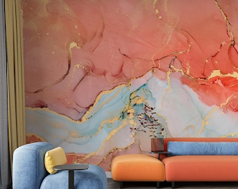 Peut inclure: Papier peint abstrait aux tons corail, or et bleu, créant un effet marbré. Un fauteuil bleu avec un coussin jaune et une petite table d'appoint noire. Un pouf et un canapé orange avec un coussin bleu.