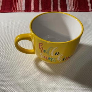 Taza de café de cerámica amarilla con la colorida inscripción "Hello Sunshine" y la frase "Summer Happy Tea Cup".