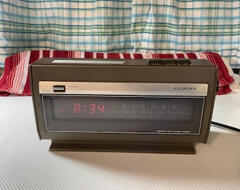 Lloyds J280 AM/FM LEd Digital Alarm Clock Radio Woodgrain 70s 80s McM Tested Working