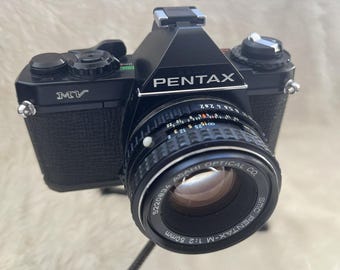 Zabytkowy aparat fotograficzny PENTAX MV SLR z obiektywem Pentax 50 mm f: 2.0