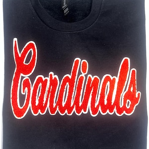 Puede incluir: Sudadera negra con un logotipo bordado "Cardinals" en rojo y blanco.