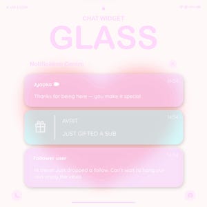 Könnte beinhalten: Ein digitales Interface-Mockup mit einem weichen rosa-weißen Farbverlauf im Hintergrund. Der Bildschirm zeigt ein Chat-Widget mit dem Wort "GLASS" in großen, hellvioletten Buchstaben. Mehrere Chat-Blasen sind sichtbar, die Text und Benutzerinformationen enthalten.