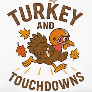 Op de afbeelding: Wit T-shirt met een afbeelding van een cartoon kalkoen met een voetbalhelm, rennend met een voetbal. De tekst "TURKEY AND TOUCHDOWNS" staat boven en onder de kalkoen gedrukt. Een gouden ketting met een sterhanger ligt over het shirt.