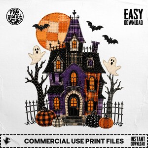 Op de afbeelding: Een digitaal ontwerp met een spookhuis in patchworkstijl in paars en oranje, omringd door twee geesten, drie vleermuizen en drie pompoenen. De afbeelding bevat de tekst PNG DIGITAL DESIGN, EASY DOWNLOAD en COMMERCIAL USE PRINT FILES.