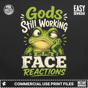 Op de afbeelding: Een digitaal grafisch ontwerp met een groene cartoonkikker met grote ogen en lange wimpers, die zijn kin op zijn hand laat rusten. De tekst luidt: Gods Still Working on My Face Reactions. Bevat de labels PNG DIGITAL DESIGN en EASY DOWNLOAD.