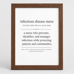 Op de afbeelding: Een ingelijste wandprint met een woordenboekdefinitie van een verpleegkundige infectieziekten. De tekst luidt: infectious disease nurse [in-fek-shuhs dih-zeez nurs] noun, a nurse who prevents, identifies, and manages infections.