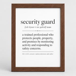 Può includere: Una stampa artistica incorniciata che presenta una definizione in stile dizionario del termine security guard. Il testo include la pronuncia fonetica, la parte del discorso, una definizione descrittiva e una sezione vedi anche in una cornice di legno scuro.