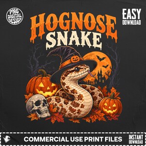 Könnte beinhalten: Ein digitales Grafikdesign mit einer Hakennasennatter, die einen Hexenhut trägt, umgeben von Kürbissen, einem menschlichen Schädel und Herbstblättern. Der Text lautet HOGNOSE SNAKE, PNG DIGITAL DESIGN, EASY DOWNLOAD und COMMERCIAL USE PRINT FILES.
