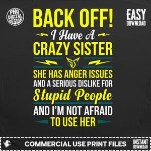 Könnte beinhalten: Schwarzes Grafikdesign mit gelbem und blaugrünem Text, der lautet: "BACK OFF! I Have A CRAZY SISTER She Has Anger Issues And A Serious Dislike For Stupid People AND I'M NOT AFRAID TO USE HER".