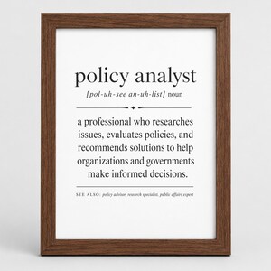 Könnte beinhalten: Ein gerahmter Kunstdruck mit der Wörterbuchdefinition für policy analyst. Der Text lautet: policy analyst [pol-uh-see an-uh-list] Substantiv, eine Fachkraft, die Probleme erforscht, Richtlinien bewertet und Lösungen zur Entscheidungsfindung empfiehlt.