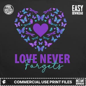 Può includere: Design digitale su sfondo nero con forma di cuore composto da farfalle e libellule nei toni del viola e del verde acqua. Il testo "LOVE NEVER FORGETS" è visualizzato in viola e verde acqua.