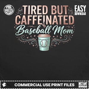Op de afbeelding: Een zwart grafisch ontwerp met de tekst "Tired But Caffeinated Baseball Mom" in roségoud en blauwgroen. Een blauwgroene koffiebeker met een honkbalontwerp staat in het midden. Het ontwerp bevat de tekst "PNG DIGITAL DESIGN" en "EASY DOWNLOAD".