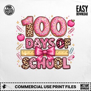 Puede incluir: Un diseño digital con el texto "100 Days of School" con donas rosas, manzanas, una regla y un gran lazo rosa. Los números y las letras tienen acentos de estampado de leopardo. Incluye el texto "PNG DIGITAL DESIGN" y "EASY DOWNLOAD".