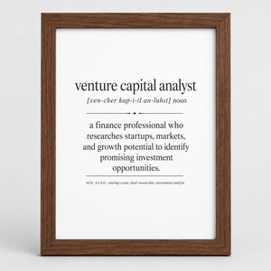 Pode incluir: Uma moldura com a definição de dicionário de venture capital analyst. O texto diz: venture capital analyst [ven-cher kap-i-tl an-luhst] noun, a finance professional who researches startups, markets, and growth potential to identify promising investment opportunities. SEE ALSO: startup scout, deal researcher, investment analyst.