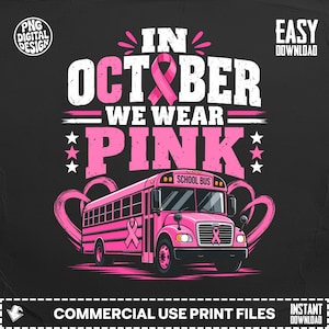 Puede incluir: Un diseño gráfico digital sobre fondo negro con el texto IN OCTOBER WE WEAR PINK y un lazo rosa de concienciación sobre el cáncer de mama. Debajo del texto hay un autobús escolar rosa con un lazo en el lateral y el frente, enmarcado por corazones.