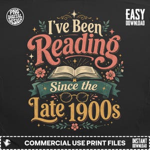 以下が含まれることがあります： I've Been Reading Since the Late 1900sというテキストがヴィンテージ風のフォントで描かれたデジタルグラフィックデザイン。開いた本、丸い眼鏡、ピンク、緑、黄色の色合いの花のアクセントがイラストに含まれています。