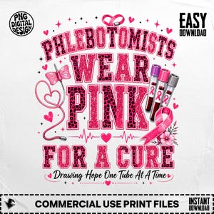 Può includere: Un design grafico digitale con il testo PHLEBOTOMISTS WEAR PINK FOR A CURE e Drawing Hope One Tube At A Time. Il design include lettere con stampa leopardata rosa, un ago a forma di farfalla, tre provette per il sangue e un nastro rosa.