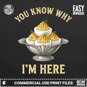 Peut inclure: Une conception numérique représentant des œufs farcis dans un plat de service argenté. Le texte "YOU KNOW WHY I'M HERE" est affiché dans une police vintage. La conception comprend le texte "PNG DIGITAL DESIGN" et "EASY DOWNLOAD".