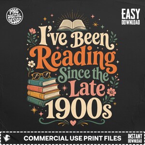 Op de afbeelding: Een digitaal grafisch ontwerp met de tekst I've Been Reading Since the Late 1900s in retro typografie. De illustratie bevat een stapel van vier boeken, een bril, florale accenten en kleine sterren op een donkere achtergrond.