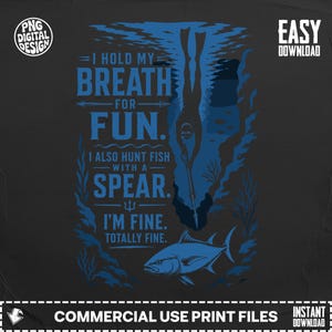 Può includere: Un design grafico blu su sfondo nero. Il design presenta un subacqueo con un'asta, un pesce e il testo "I HOLD MY BREATH FOR FUN. I ALSO HUNT FISH WITH A SPEAR. I'M FINE. TOTALLY FINE."