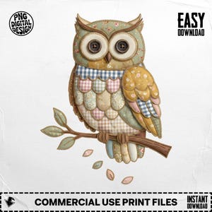 Könnte beinhalten: Illustration einer Stoffeule mit Knopfaugen und Patchwork-Design. Die Eule sitzt auf einem braunen Ast mit grünen Blättern und ist von fallenden Blättern umgeben. Der Text enthält "PNG DIGITAL DESIGN", "EASY DOWNLOAD", "COMMERCIAL USE PRINT FILES" und "INSTANT DOWNLOAD".