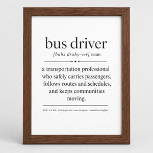 Könnte beinhalten: Ein gerahmter Kunstdruck mit einer wörterbuchartigen Definition des Begriffs bus driver. Der Text lautet: bus driver [buhs drahy-ver] noun, a transportation professional who safely carries passengers, follows routes and schedules, and keeps communities moving. SEE ALSO: transit operator, route navigator, community chauffeur.