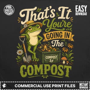 Könnte beinhalten: Ein digitales Grafikdesign mit einem grünen Frosch mit Strohhut, der sich auf eine Schaufel neben einer hölzernen Kompostkiste stützt. Der Text lautet: That's It You're GOING IN The COMPOST. Das Design enthält Blumen, Pilze und Laub auf dunklem Grund.