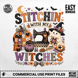 Pode incluir: Um design digital com o texto STITCHIN' WITH MY WITCHES, uma máquina de costura preta, uma abóbora de patchwork, um fantasma com chapéu de bruxa, carretéis de linha, uma almofada de alfinetes, um dedal e um cortador rotativo em laranja, roxo e preto.