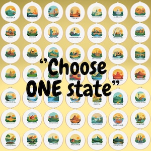 Op de afbeelding: Een verzameling geborduurde hoepels, elk met de iconische bezienswaardigheden en landschappen van een staat. De tekst "Choose ONE state" is prominent aanwezig. De hoepels zijn gerangschikt in een rasterpatroon tegen een gouden achtergrond.