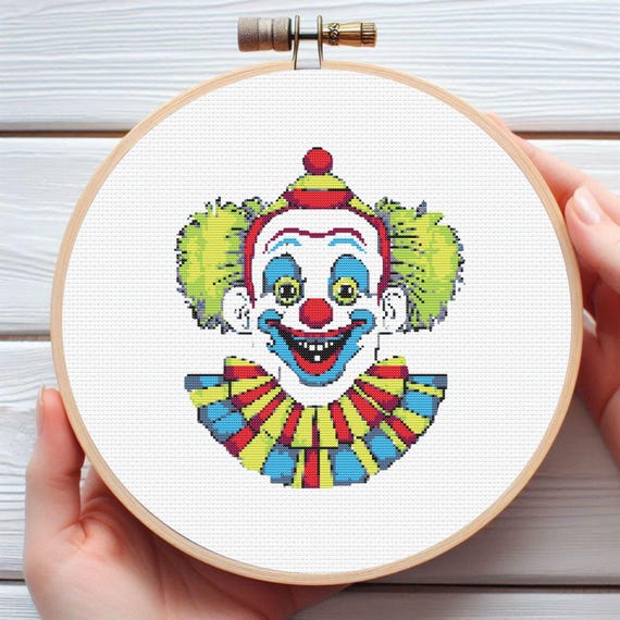 刺繍額 ピエロ ピエロのカラフルなクロスステッチパターン - ダウンロード可能な