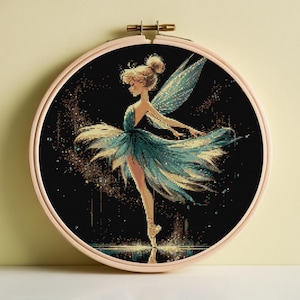 Peut inclure: Broderie au point de croix d'une fée dans un cercle en bois. La fée est représentée dans une robe bleu sarcelle fluide et des ailes assorties, avec des cheveux blonds. Le fond est noir avec des accents dorés, créant une scène magique et fantaisiste.