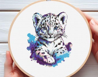 Patrón de punto de cruz de un cachorro de leopardo de las nieves de colores: bordado moderno (PDF)