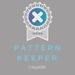 K&ouml;nnte beinhalten: Ein wei&szlig;es und blaues Abzeichen mit dem Text "Pattern Keeper Tested" und einem blauen und wei&szlig;en H&auml;kchen-Symbol. Der Text "Pattern Keeper Compatible" befindet sich unter dem Abzeichen.