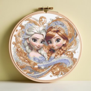 Puede incluir: Bordado de punto de cruz en un aro de madera, que representa dos personajes de dibujos animados con cabello claro y castaño rojizo. El diseño incluye patrones arremolinados en oro, azul y blanco. Una pieza decorativa.