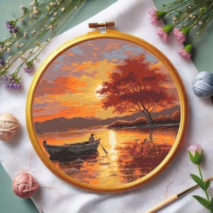K&ouml;nnte beinhalten: Ein Gem&auml;lde, das einen Sonnenuntergang &uuml;ber einem See mit einer Person in einem Ruderboot zeigt. Der See ist von B&auml;umen umgeben und der Himmel ist in leuchtenden Orange- und Rosat&ouml;nen gehalten.