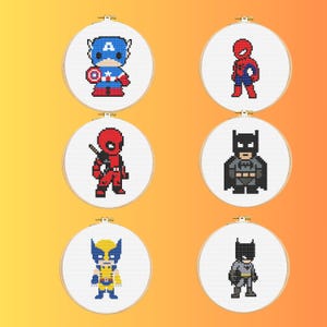 Könnte beinhalten: Sechs Kreuzstich-Reifen mit Superhelden-Charakteren: Captain America, Spider-Man, Deadpool, Batman, Wolverine und ein weiterer Batman. Jeder Charakter ist in einem pixeligen Stil gehalten, mit leuchtenden Farben und detaillierten Kostümen. Die Reifen sind vor einem Farbverlaufshintergrund angeordnet.
