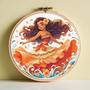 Puede incluir: Bordado de punto de cruz de una mujer con un vestido naranja, con los brazos extendidos, rodeada de agua y flores estilizadas. La mujer tiene el pelo largo castaño y una flor en el pelo. El bordado está en un aro de madera redondo.
