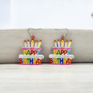 Brincos de aniversário brilhantes com glitter FELIZ ANIVERSÁRIO Brincos de letras para mulheres Brincos pendurados com contas de acrílico coloridas de doces de aniversário