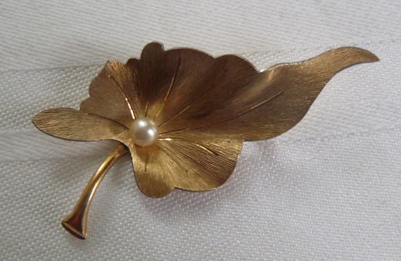 Vintage Krementz Pearl Leaf Brooch Gold Tone Metal - image 1