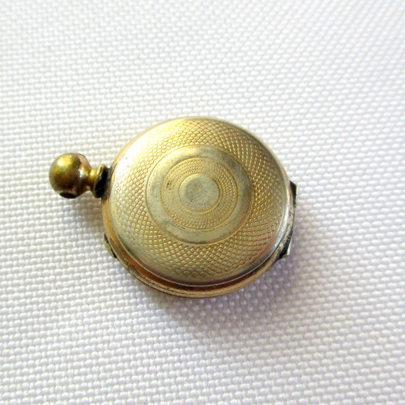 Vintage Small Round Engraved Locket Pendant Photo… - image 2