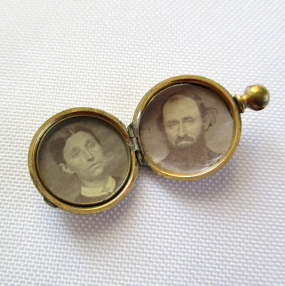 Vintage Small Round Engraved Locket Pendant Photo… - image 3