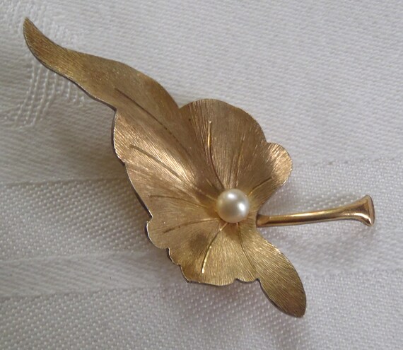 Vintage Krementz Pearl Leaf Brooch Gold Tone Metal - image 4
