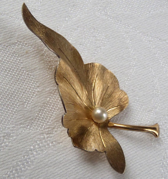 Vintage Krementz Pearl Leaf Brooch Gold Tone Metal - image 3