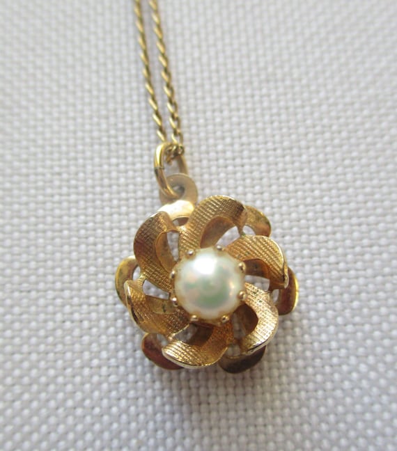 Vintage Amco Gold Filled Pearl Flower Pendant Nec… - image 1