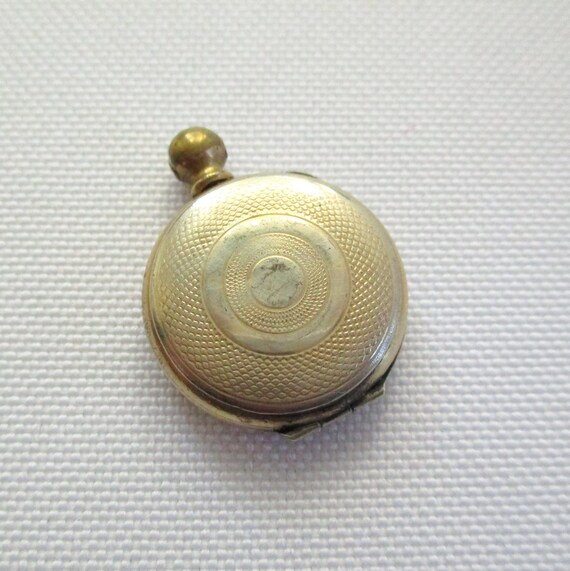 Vintage Small Round Engraved Locket Pendant Photo… - image 6